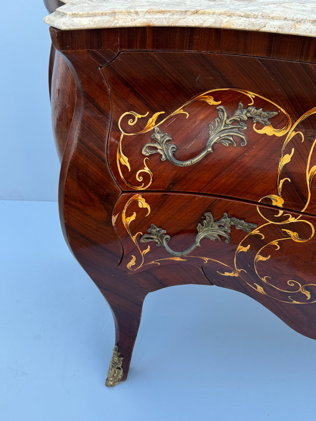 Comò marrone stile vintage in legno massello di noce con finitura artigianale