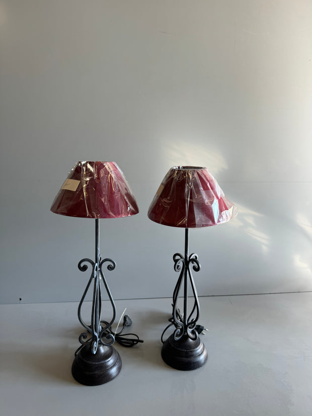 Lampade gemelle con capello rosso