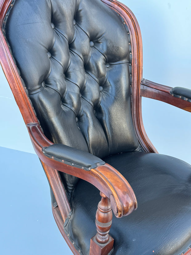 Poltrona in pelle nera stile inglese