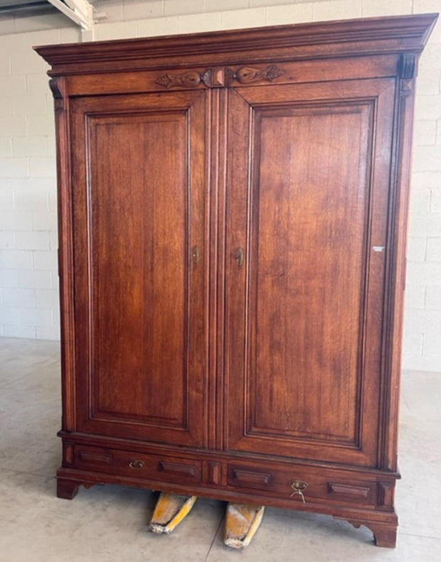 Armadio in rovere massello artigianale con finitura naturale ed eleganti venature del legno