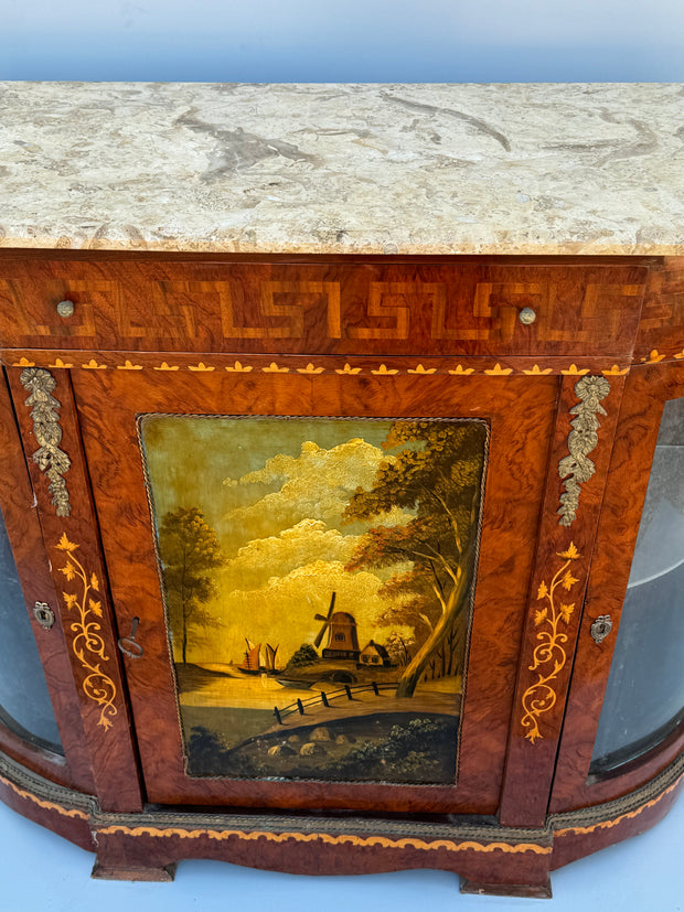 Dettaglio credenza francese con intarsi artigianali