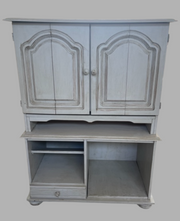 Credenzina Filo shabby chic in legno massello, vista frontale con sportelli chiusi