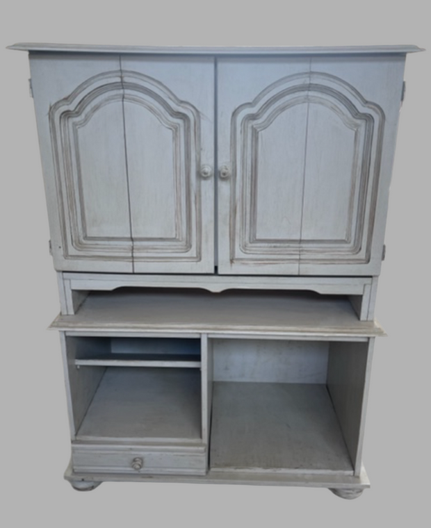 Credenzina Filo shabby chic in legno massello, vista frontale con sportelli chiusi
