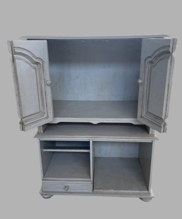 Credenzina Filo shabby chic in legno massello, sportelli aperti a scomparsa per uso porta TV