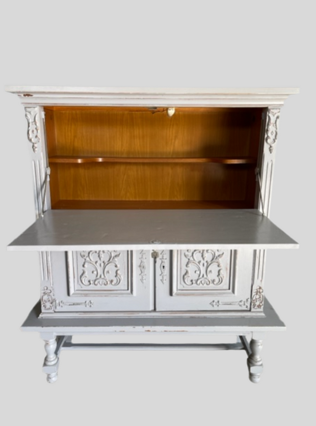 Credenzina Mirko shabby chic grigia in rovere massello con sportello aperto 