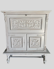 Credenzina Mirko shabby chic in rovere massello bianco vista frontale chiusa