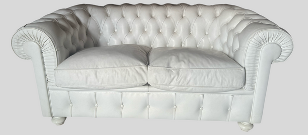 Divano Chesterfield 2 posti in pelle bianca vintage, elegante e confortevole