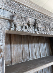 Dettaglio decorativo con elefanti scolpiti a mano su libreria indiana in legno – Mobilia60