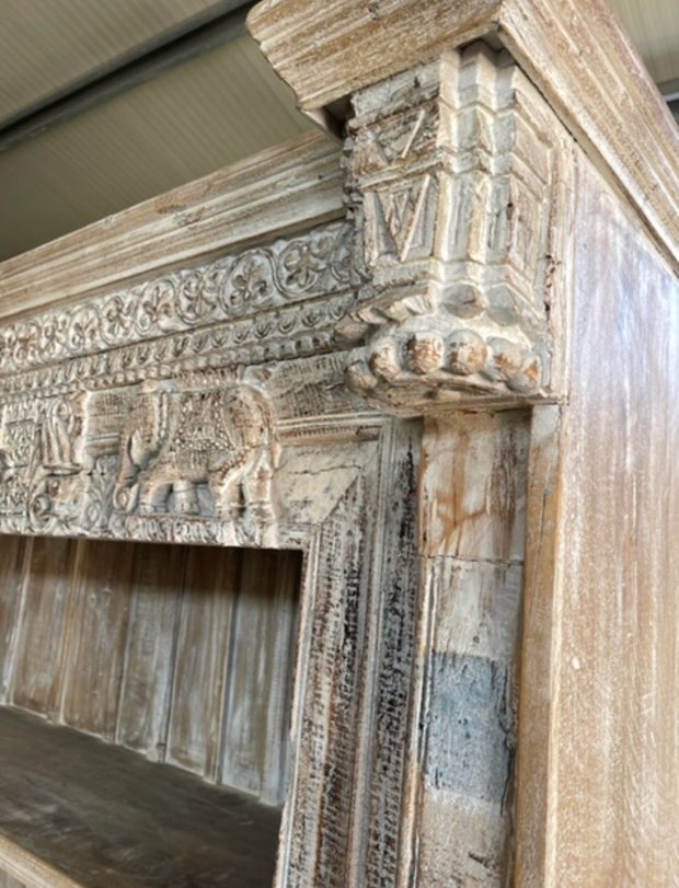 Colonna laterale scolpita a mano su libreria indiana in stile etnico – Mobilia60