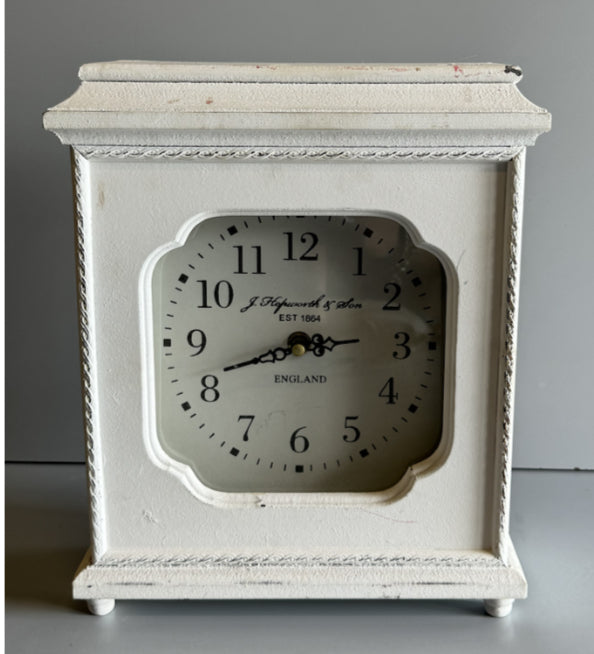 Orologio bianco stile provenzale da tavolo con finitura elegante