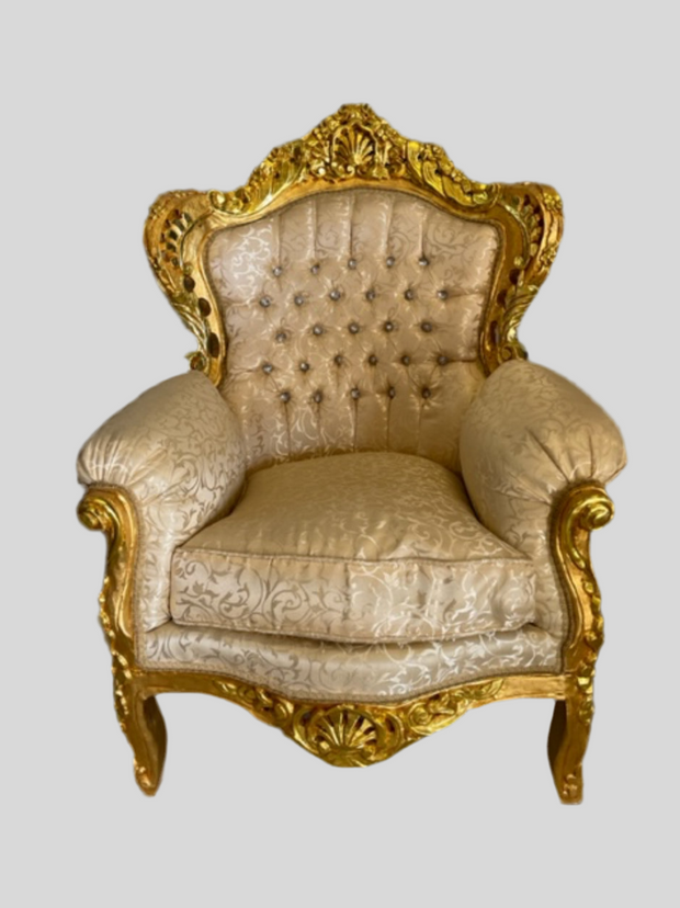 Poltrona in stile barocco dorata con lavorazione foglia oro e design scenografico
