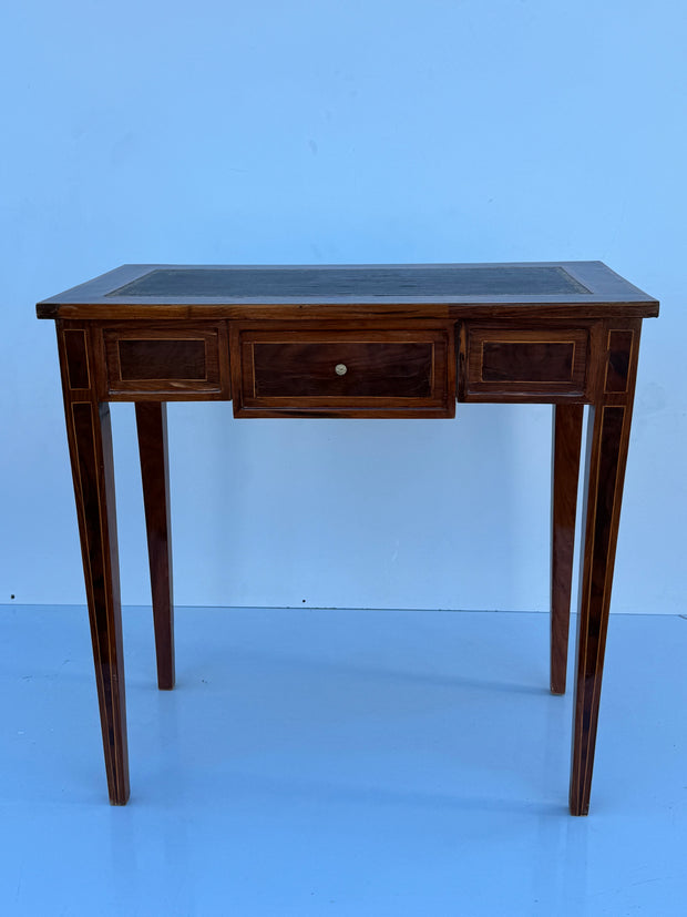 Scrittoio inglese in mogano con piano in ecopelle marrone – vista frontale