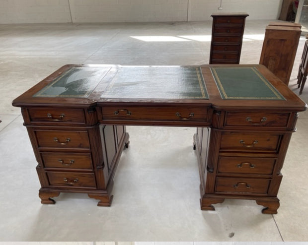 Scrivania bifacciale in mogano stile inglese, vista frontale, legno massello