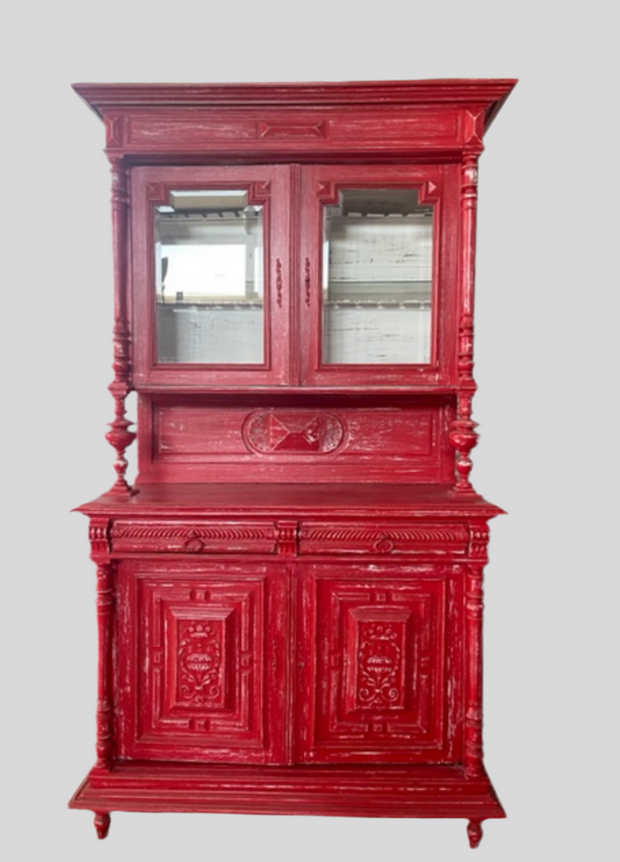 Vetrina in legno massello stile provenzale con finitura rosso fiamma decapata – Mobilia60