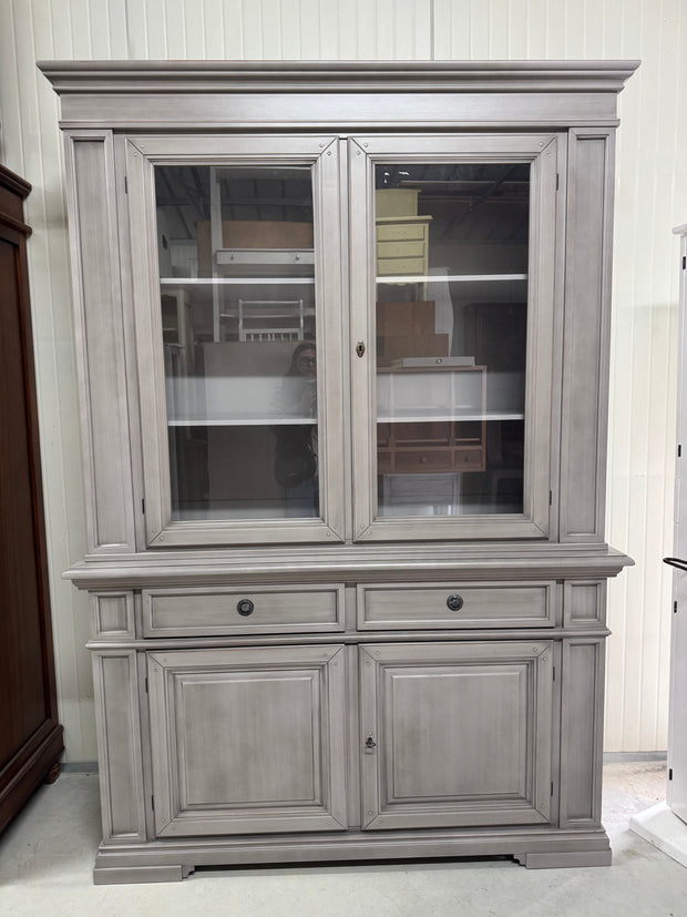 Vetrina provenzale grigia stile shabby chic con ante vetrate – Mobilia60