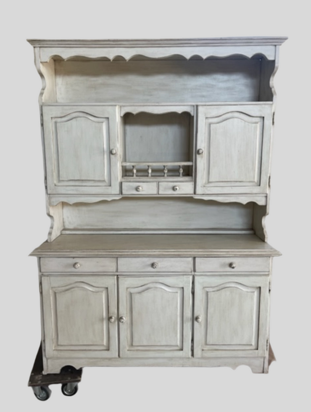 Vetrina in legno massello rifacimento provenzale con finitura shabby chic bianco anticato – Mobilia60